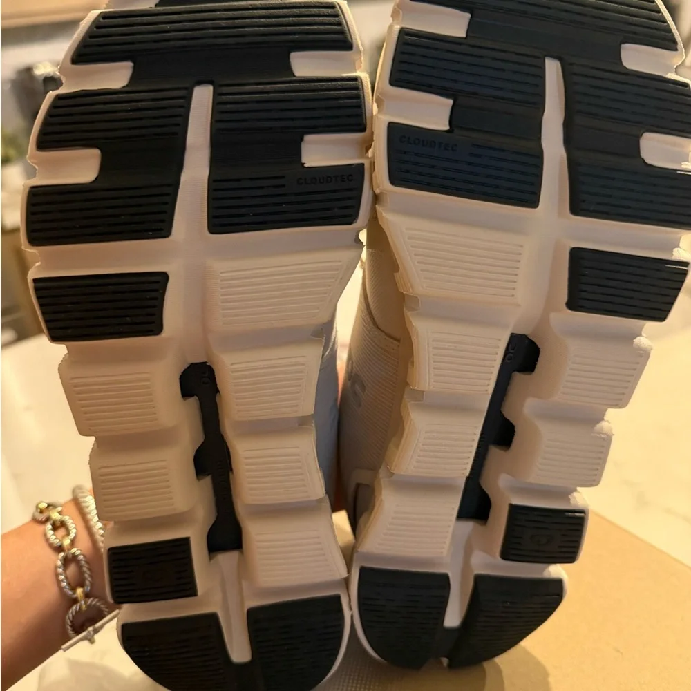 On Running women’s Cream Sneakers - Picture 3 of 12